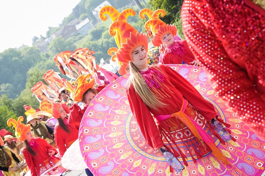 Sea of colour as crowds throng Larne for sizzling Summer Arts Festival image