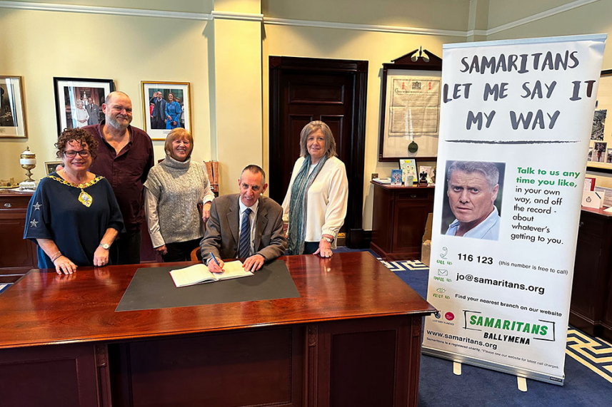 Mayor meets local Samaritans volunteers image